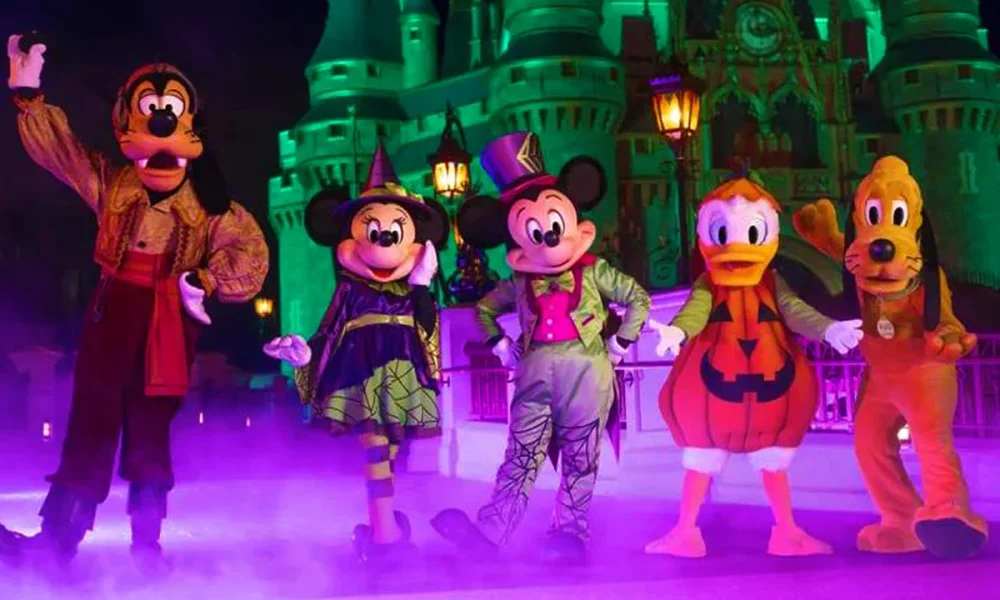 Veja a lista completa de personagens da Mickey's Not-So-Scary Halloween Party 2026, com locais, roupas especiais e dicas para evitar filas.