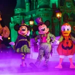 Veja a lista completa de personagens da Mickey's Not-So-Scary Halloween Party 2026, com locais, roupas especiais e dicas para evitar filas.