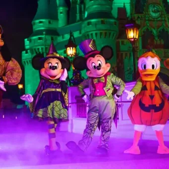 Veja a lista completa de personagens da Mickey's Not-So-Scary Halloween Party 2026, com locais, roupas especiais e dicas para evitar filas.