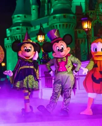 Veja a lista completa de personagens da Mickey's Not-So-Scary Halloween Party 2026, com locais, roupas especiais e dicas para evitar filas.