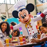 Veja os melhores restaurantes com personagens da Disney, quais personagens aparecem, como reservar e qual experiência combina com sua viagem.