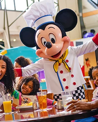 Veja os melhores restaurantes com personagens da Disney, quais personagens aparecem, como reservar e qual experiência combina com sua viagem.