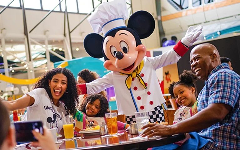 Veja os melhores restaurantes com personagens da Disney, quais personagens aparecem, como reservar e qual experiência combina com sua viagem.