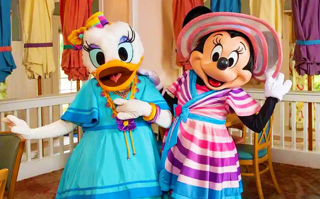 Veja os melhores restaurantes com personagens da Disney, quais personagens aparecem, como reservar e qual experiência combina com sua viagem. 