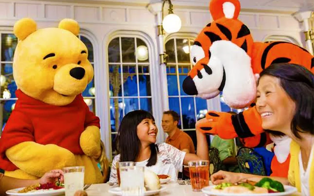 Veja os melhores restaurantes com personagens da Disney, quais personagens aparecem, como reservar e qual experiência combina com sua viagem. 