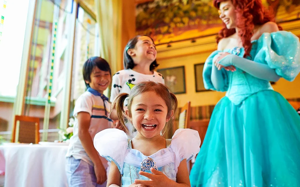 Veja os melhores restaurantes com personagens da Disney, quais personagens aparecem, como reservar e qual experiência combina com sua viagem. 