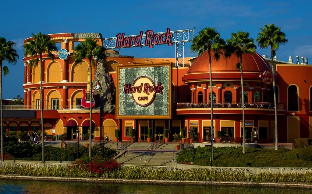 Conheça 12 restaurantes indicados pela CDO Travel para comer bem em Orlando, com opções econômicas, pratos recomendados e dicas para brasileiros.