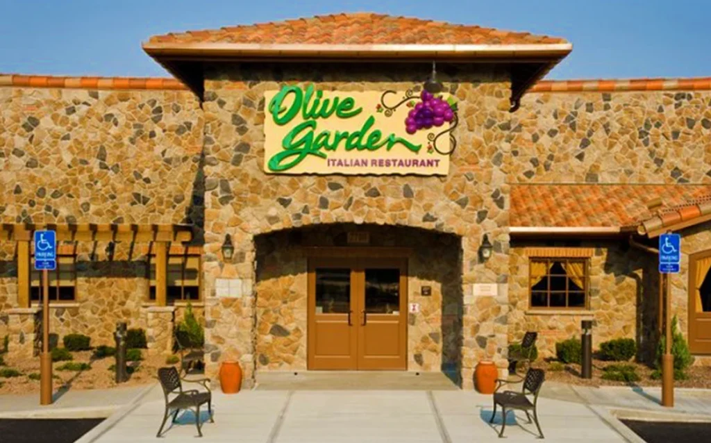 Conheça 12 restaurantes indicados pela CDO Travel para comer bem em Orlando, com opções econômicas, pratos recomendados e dicas para brasileiros.