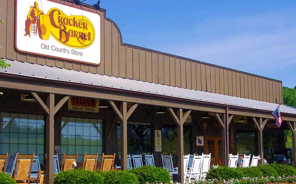 Conheça 12 restaurantes indicados pela CDO Travel para comer bem em Orlando, com opções econômicas, pratos recomendados e dicas para brasileiros.