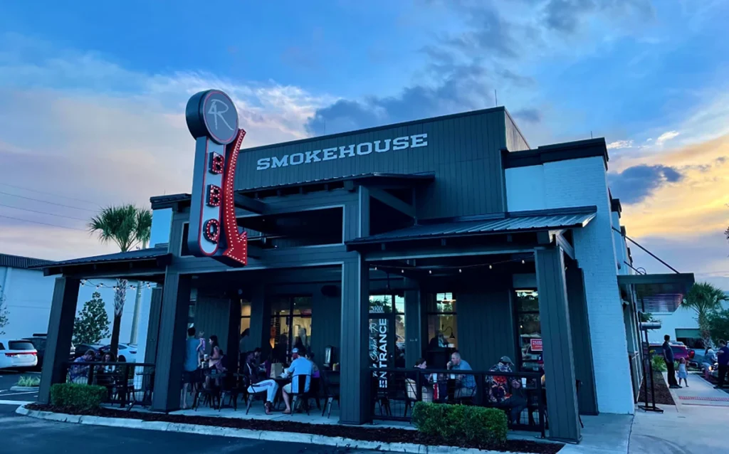 Conheça 12 restaurantes indicados pela CDO Travel para comer bem em Orlando, com opções econômicas, pratos recomendados e dicas para brasileiros.