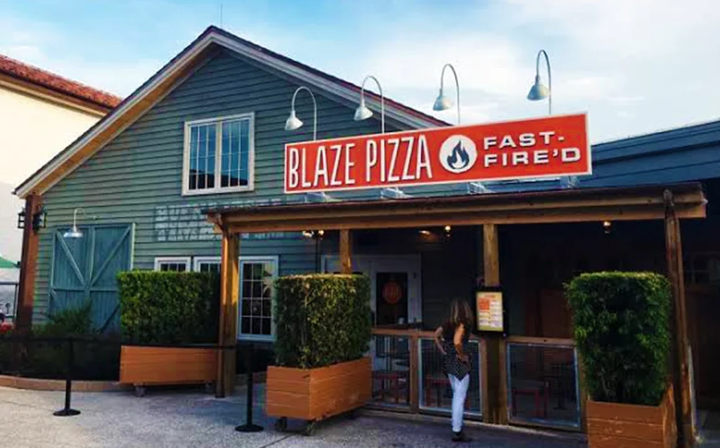 Conheça 12 restaurantes indicados pela CDO Travel para comer bem em Orlando, com opções econômicas, pratos recomendados e dicas para brasileiros.