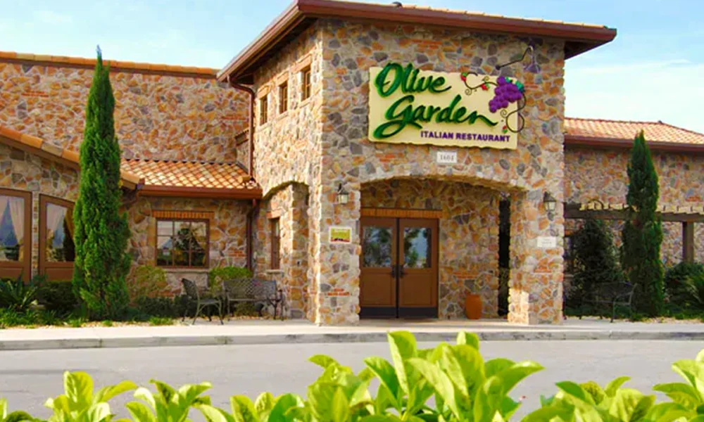 Conheça 12 restaurantes indicados pela CDO Travel para comer bem em Orlando, com opções econômicas, pratos recomendados e dicas para brasileiros.