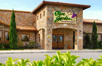 Conheça 12 restaurantes indicados pela CDO Travel para comer bem em Orlando, com opções econômicas, pratos recomendados e dicas para brasileiros.