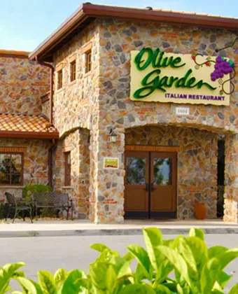 Conheça 12 restaurantes indicados pela CDO Travel para comer bem em Orlando, com opções econômicas, pratos recomendados e dicas para brasileiros.