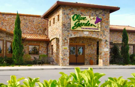 Conheça 12 restaurantes indicados pela CDO Travel para comer bem em Orlando, com opções econômicas, pratos recomendados e dicas para brasileiros.
