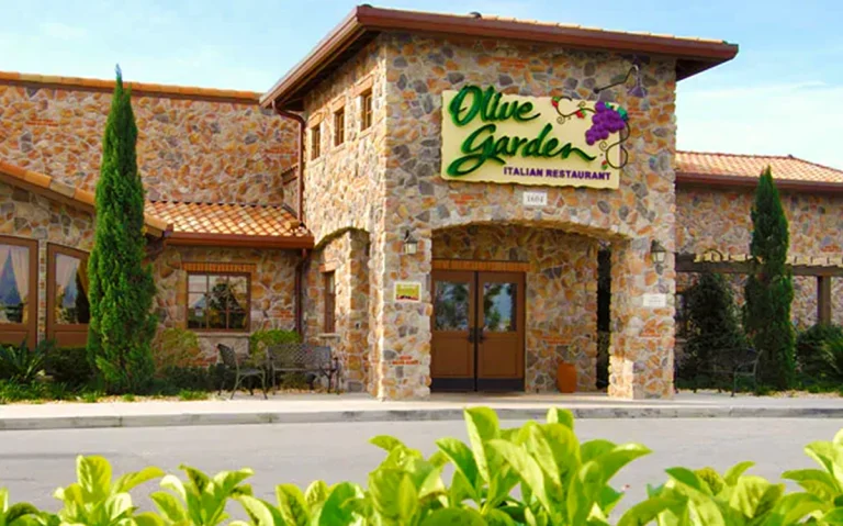 Conheça 12 restaurantes indicados pela CDO Travel para comer bem em Orlando, com opções econômicas, pratos recomendados e dicas para brasileiros.