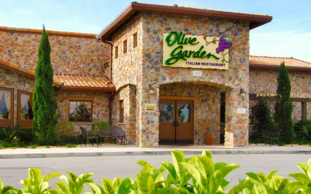 Conheça 12 restaurantes indicados pela CDO Travel para comer bem em Orlando, com opções econômicas, pratos recomendados e dicas para brasileiros.