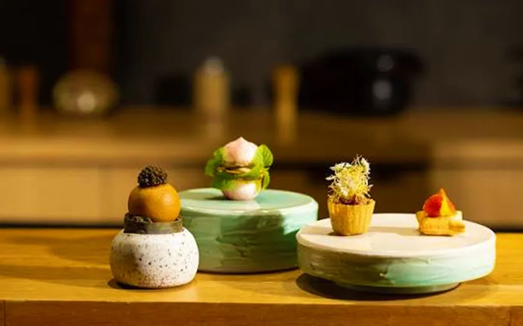 Conheça os restaurantes Michelin em Orlando, incluindo estrelas, Bib Gourmand e recomendados agrupados por região, além de preços e reservas.