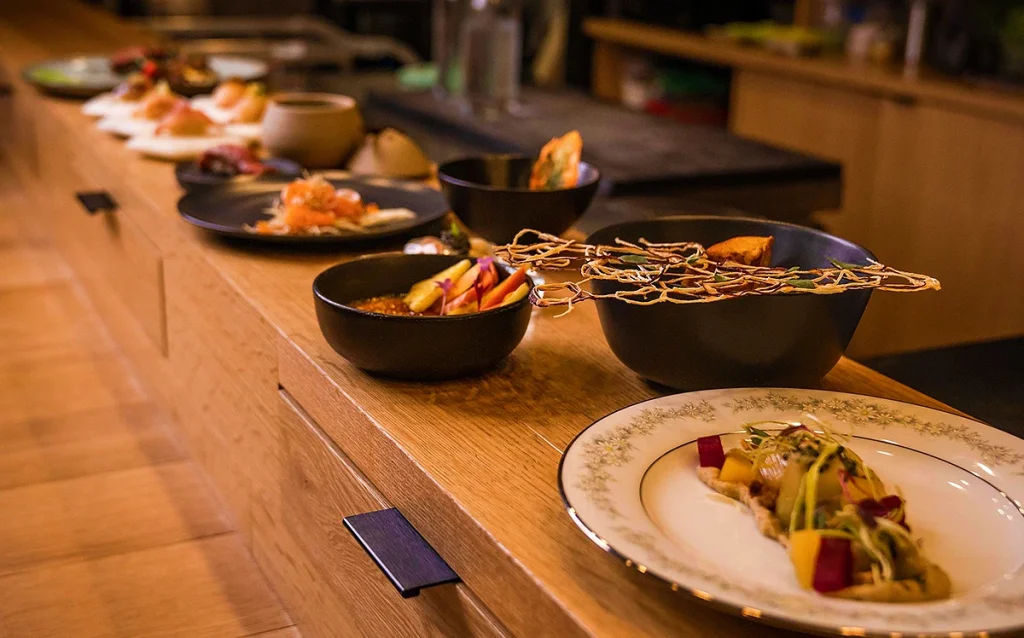 Conheça os restaurantes Michelin em Orlando, incluindo estrelas, Bib Gourmand e recomendados agrupados por região, além de preços e reservas.