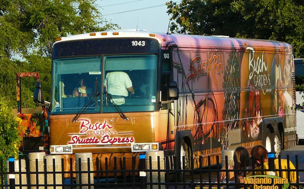 Veja como reservar o shuttle gratuito do Busch Gardens saindo de Orlando, quem pode usar, regras de cancelamento e taxa de no-show.
