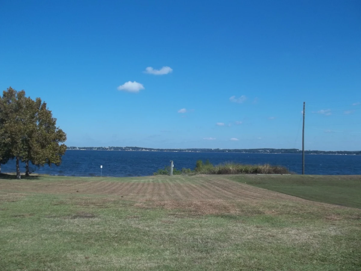 Gramado e vista do Lake Minneola, em Clermont, Flórida.