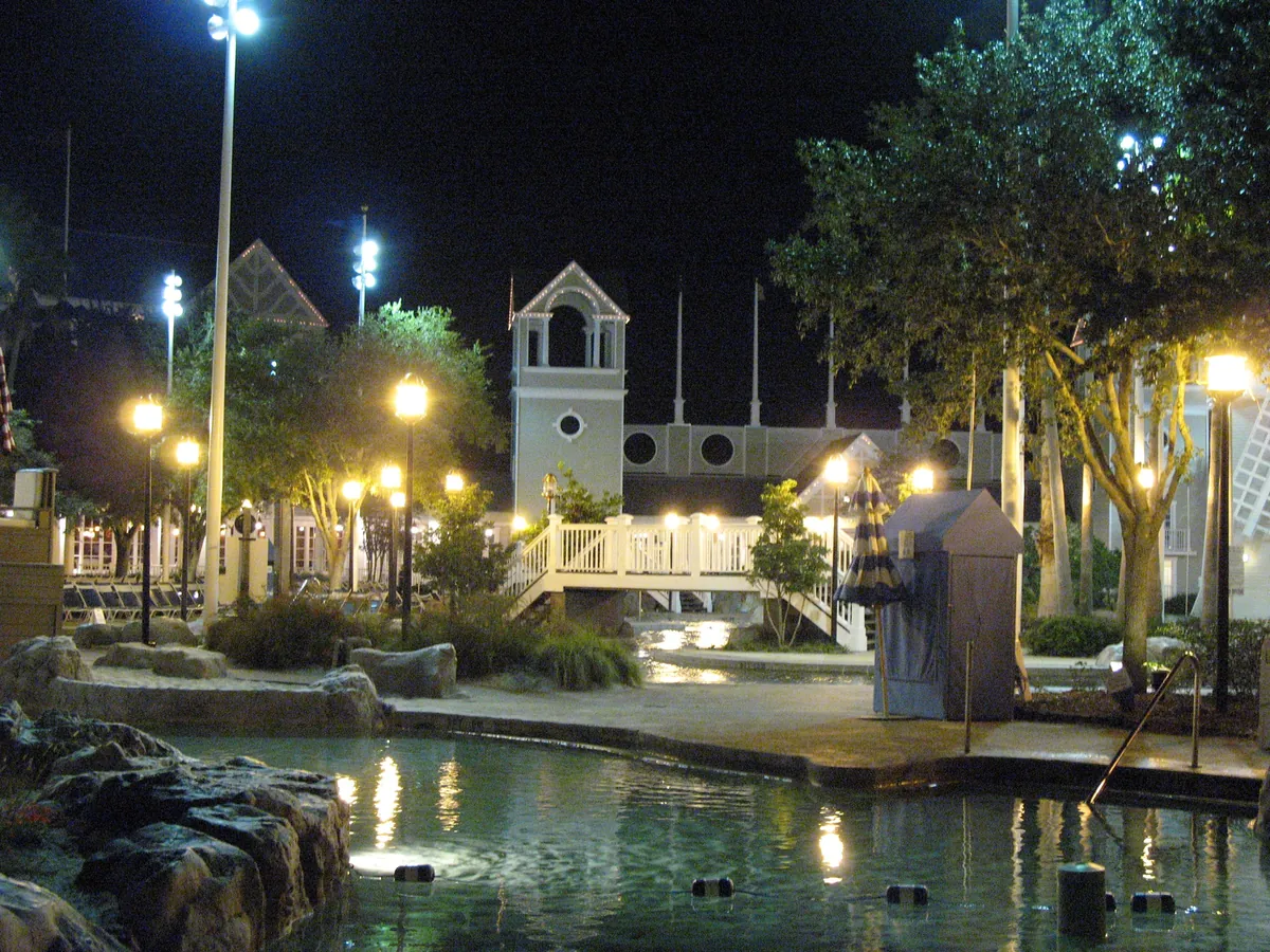 Área externa do Disney’s Beach Club Resort à noite