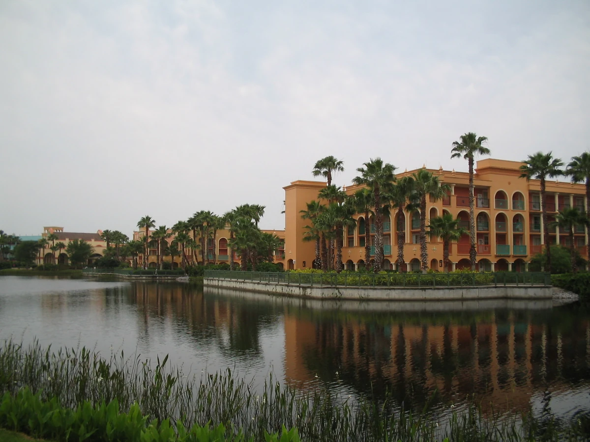Prédios do Disney’s Coronado Springs Resort junto ao lago