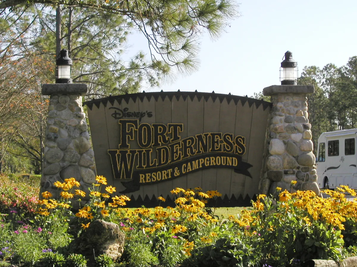 Placa de entrada do complexo Disney’s Fort Wilderness