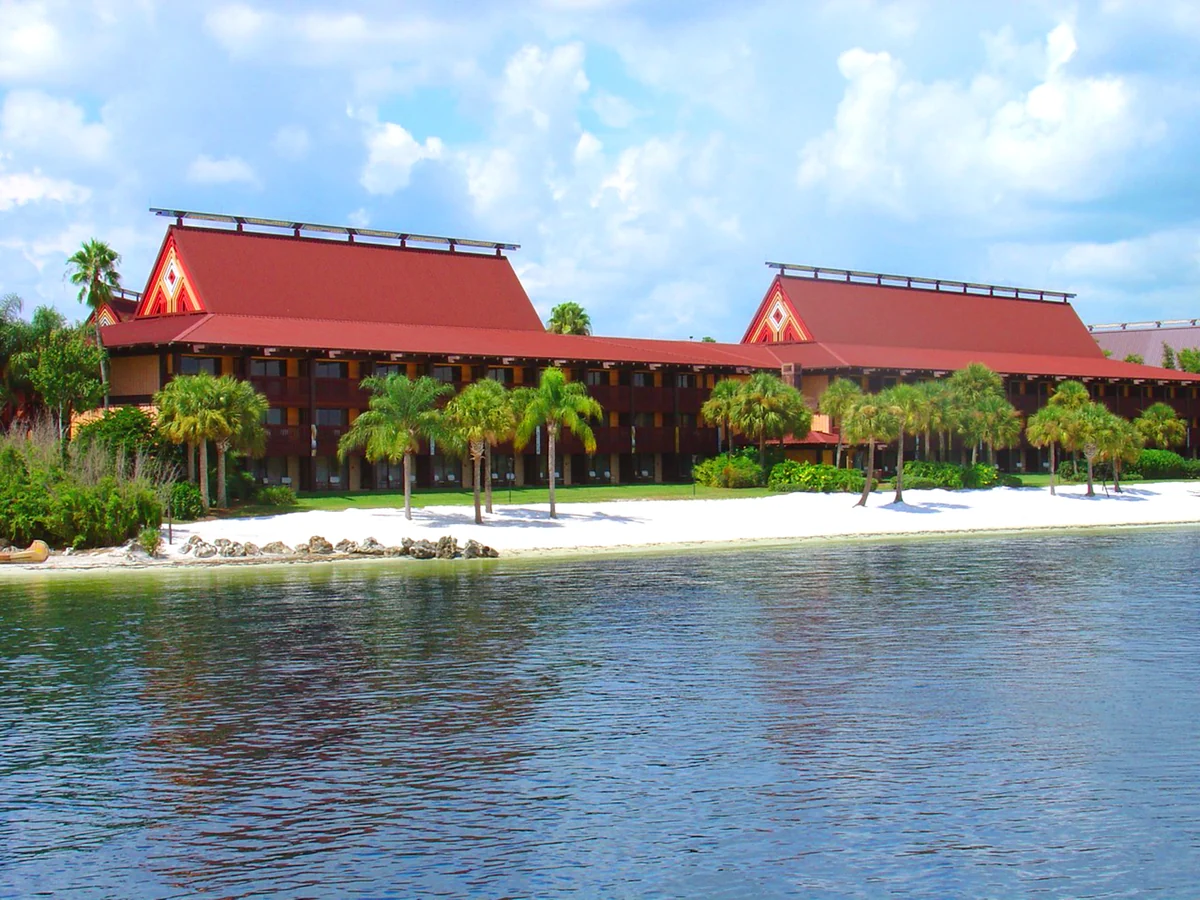Edifício do complexo Disney’s Polynesian junto à Seven Seas Lagoon