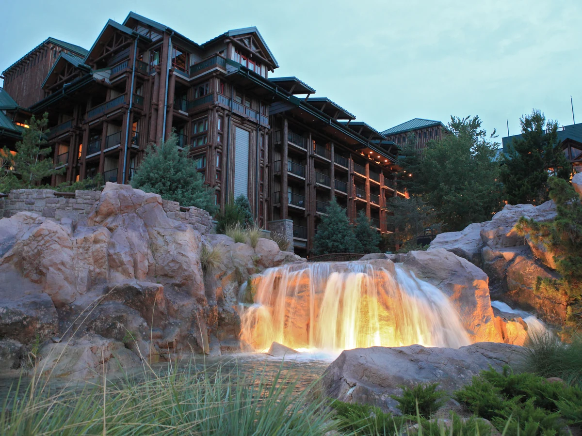 Disney’s Wilderness Lodge com paisagismo e cascata