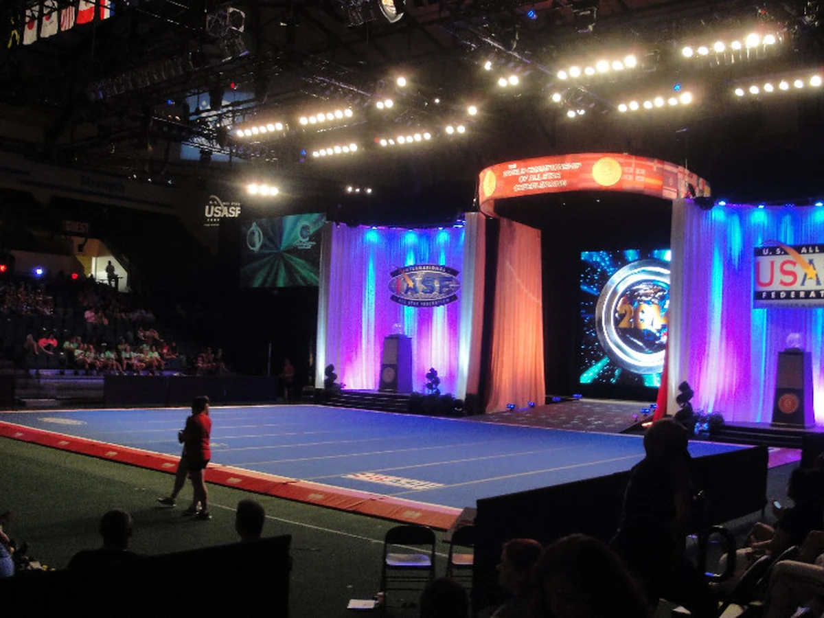 Competição de cheerleading em arena do ESPN Wide World of Sports