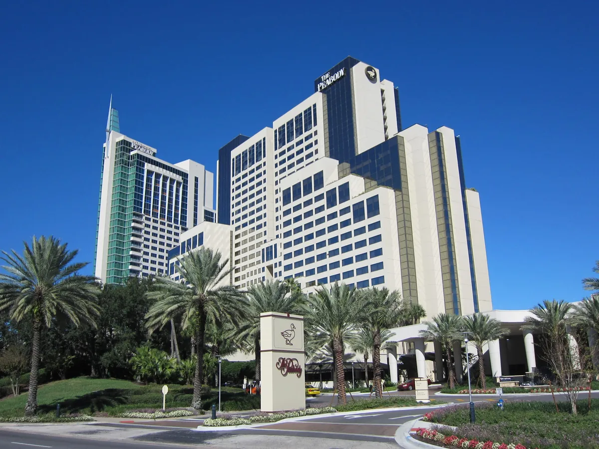 Exterior de um hotel na International Drive, em Orlando, Flórida.