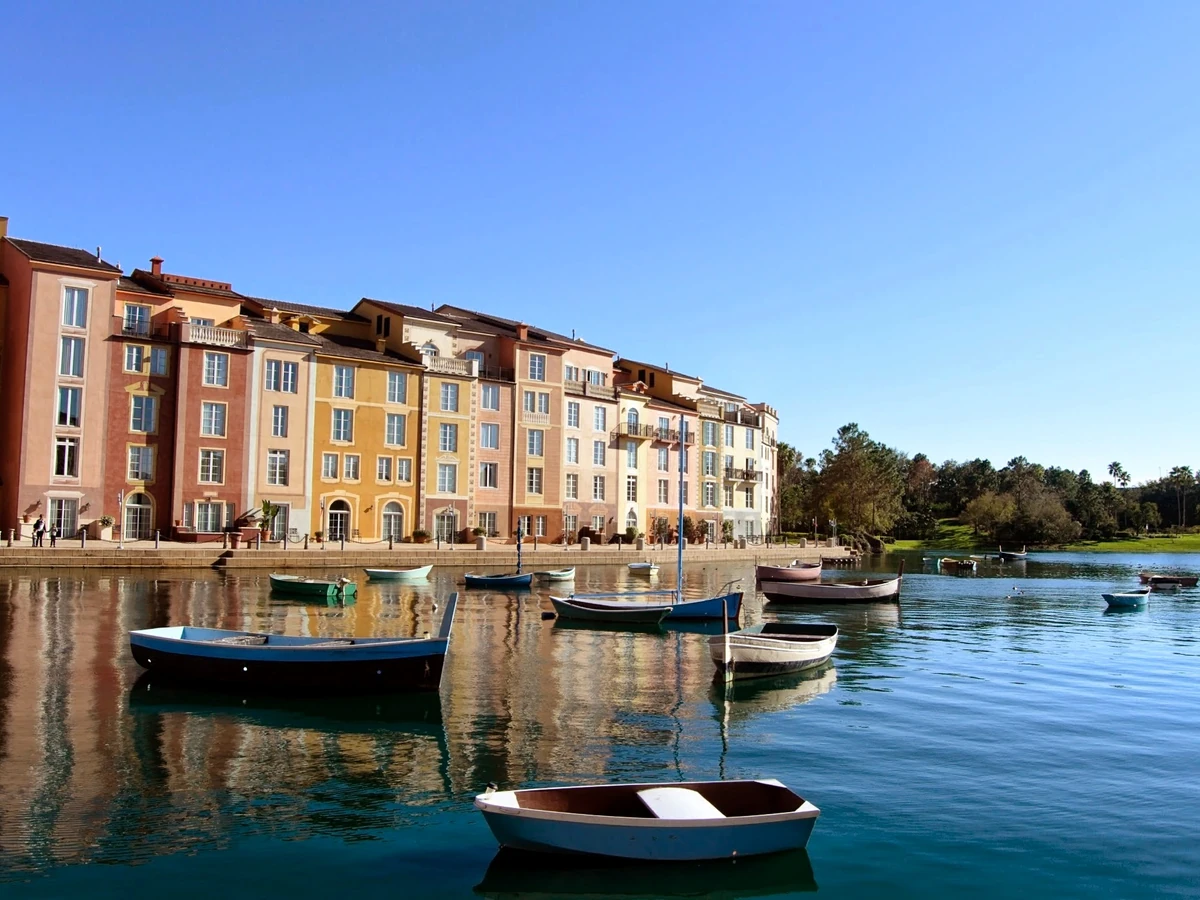 Fachadas e porto do Loews Portofino Bay Hotel