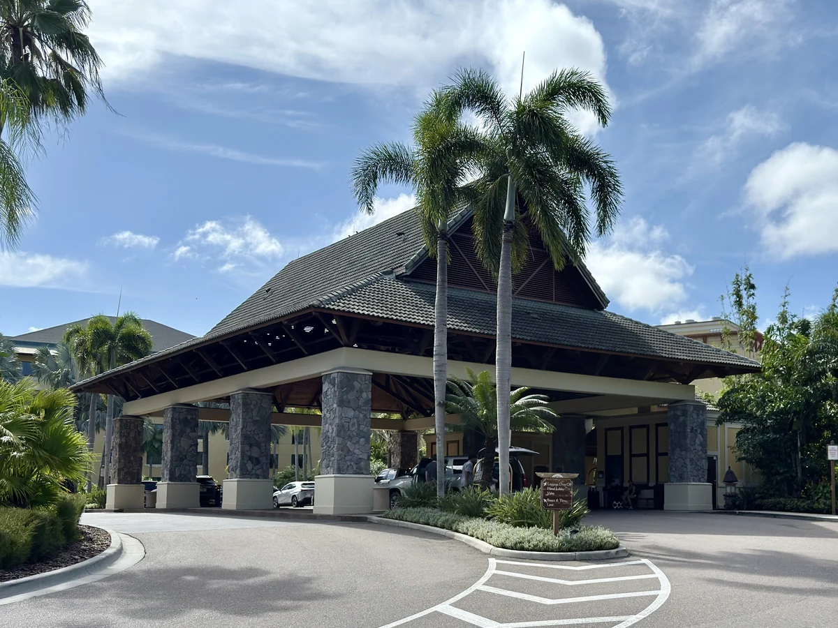 Entrada do Loews Royal Pacific Resort com palmeiras e telhado inclinado
