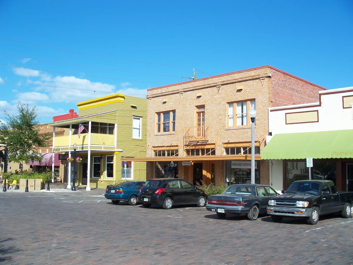 Rua com edifícios do centro histórico de Sanford, Flórida.