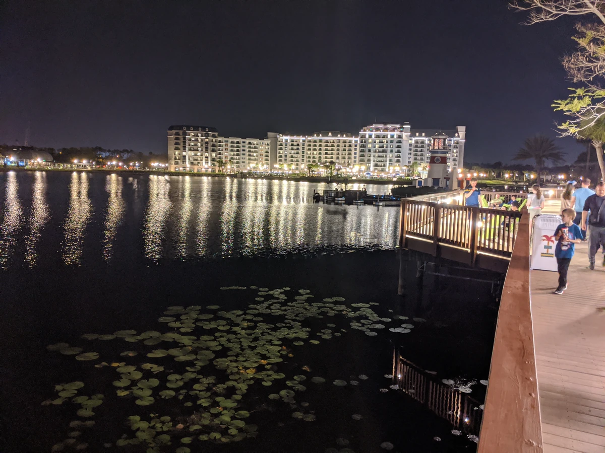 Disney’s Riviera Resort iluminado à noite
