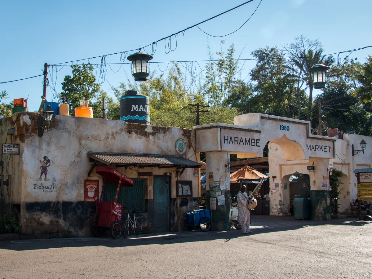 Construções do Harambe Market na área da África do Animal Kingdom