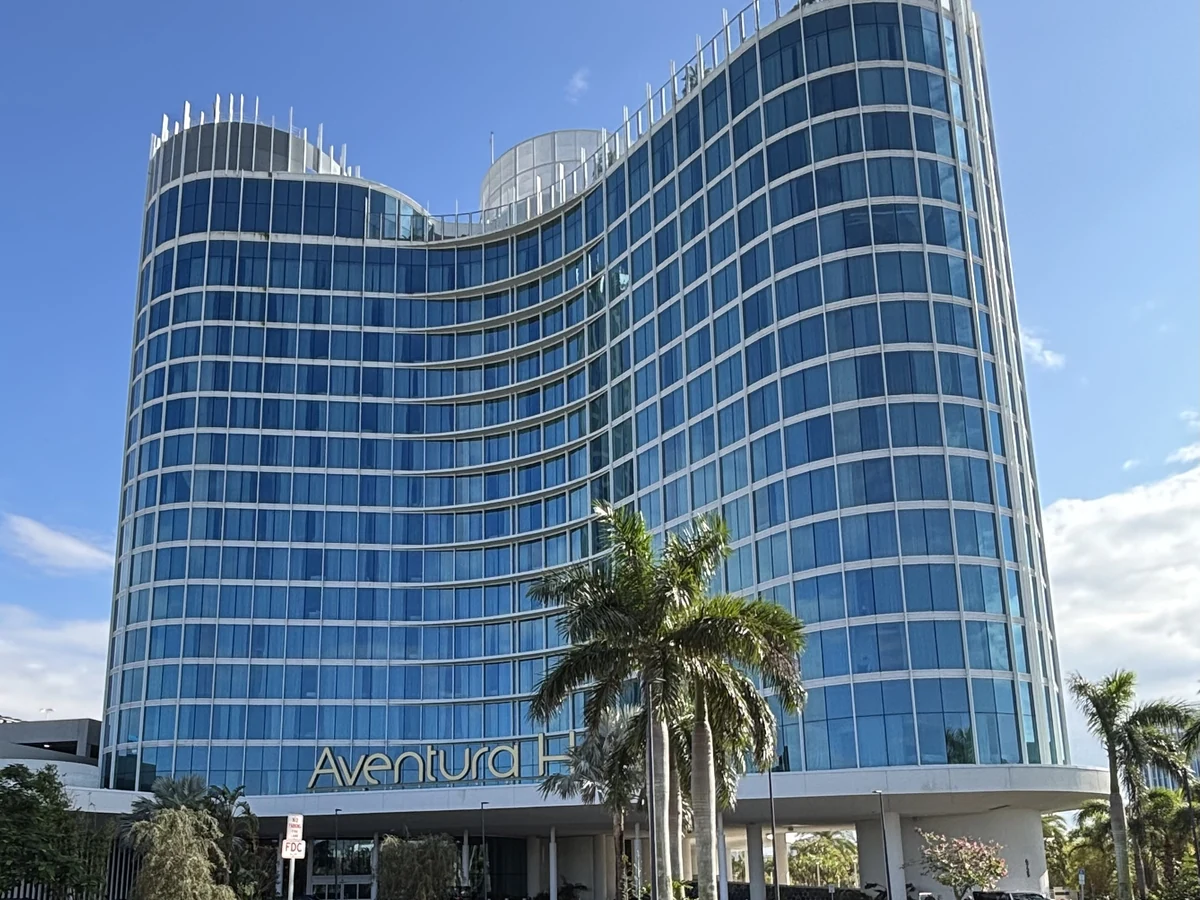 Fachada de vidro do Universal Aventura Hotel