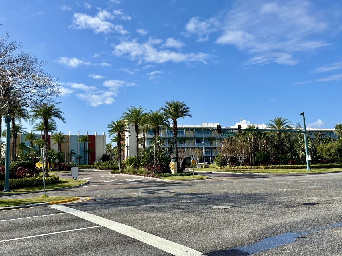 Entrada do Universal Cabana Bay Beach Resort com carros antigos decorativos