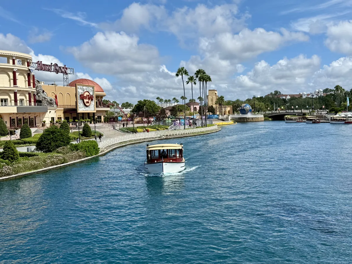 Lago do Universal CityWalk com barco e prédios ao fundo