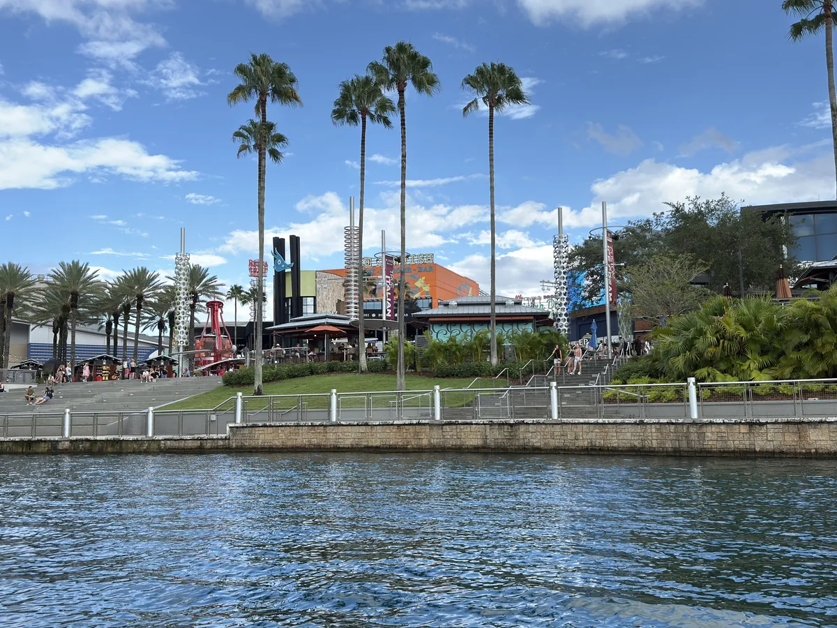 Área de pedestres e lago do Universal CityWalk em Orlando