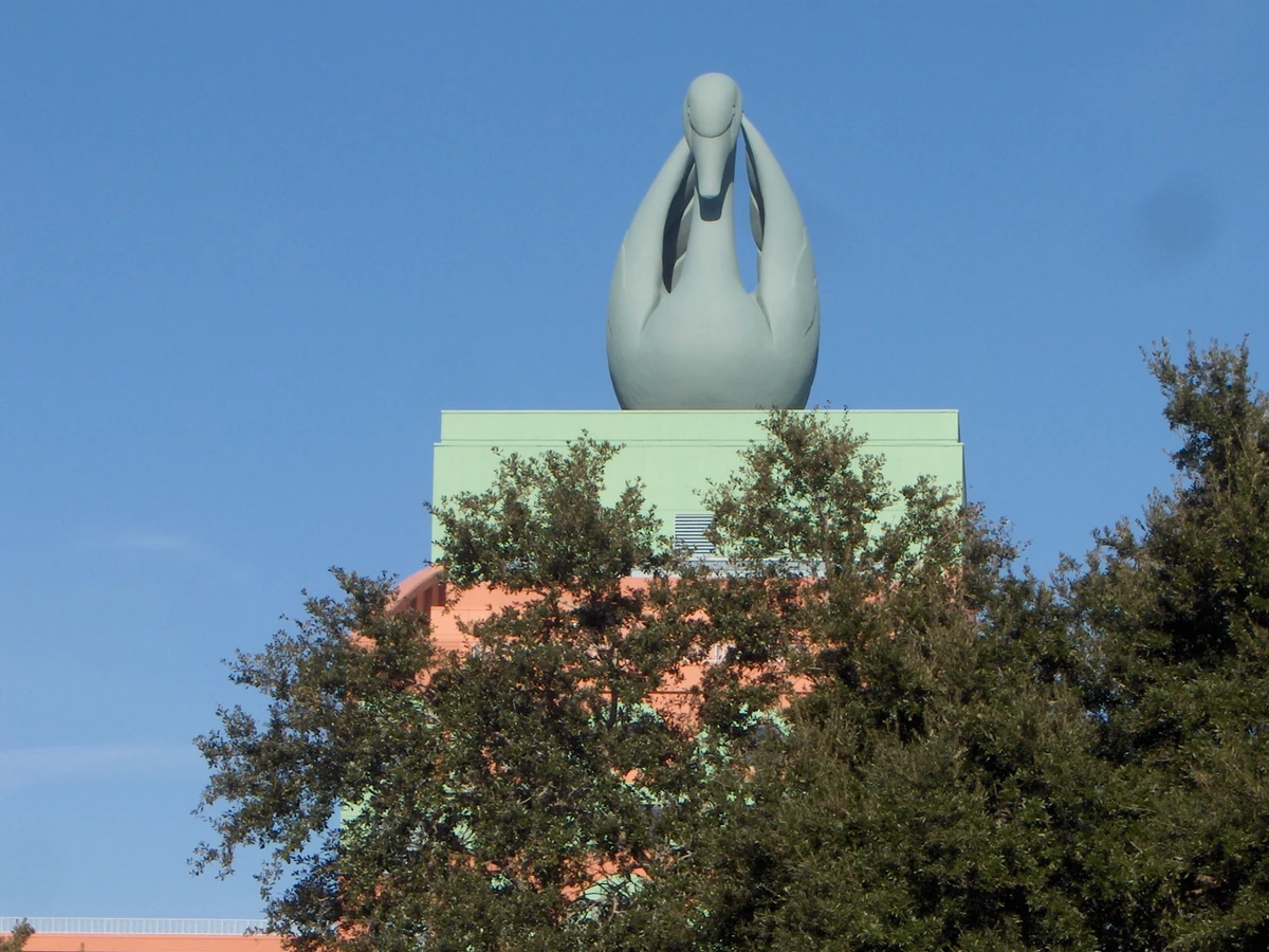 Detalhe da fachada e do cisne no Walt Disney World Swan Hotel